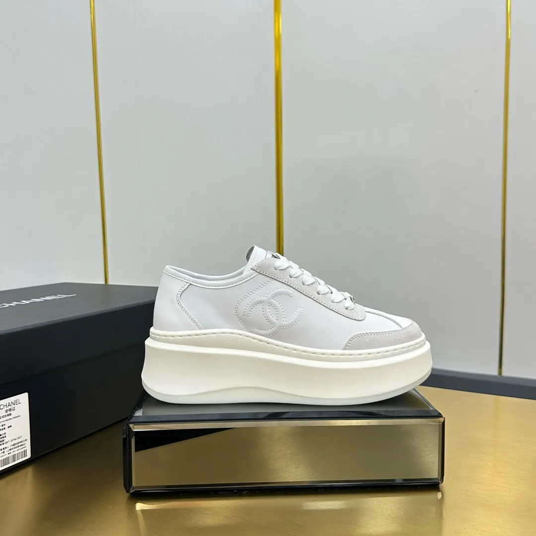 👟👟Ex-factory price 600👟👟 Upgraded version, upgraded version, upgraded version! No rebuttal accepted! ! ! ! Chanel Chanel panda shoes! 2025 counter's top casual sports shoes. This classic design; the upper is electro-embroidered with a variety of techniques; the outsole is fashionable and sporty; the unusual inclusion of a variety of color matching elements... The diversified mix and match is very good-looking and versatile, and can be used for leisure, fashion, sports, and outdoor... ꫛꫀꪝ Go➫ Materials: ❶Upper made of: original imported first-layer silk cowhide + original waterproof cloth + original first-layer cowhide ❷Inner lining: Original Yangli+Net ❸Outsole based on: Original TPU combination outsole Counter boutique packaging complete set for women 35–41 👉 👉